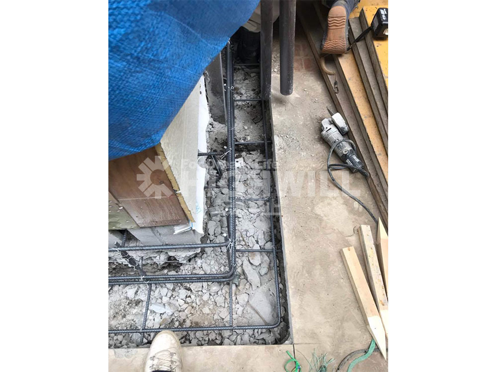 無筋基礎の室外からの補強（配筋後）