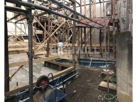 躯体ジャッキアップ（仮筋交い補強）