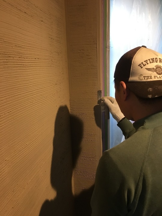 ラドン漆喰壁の櫛引塗り