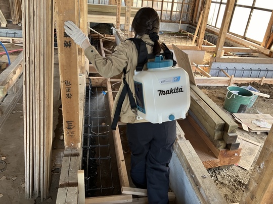 無筋基礎への鉄筋コンクリート基礎補強、配筋完了時に配筋へのEM活性液洗浄