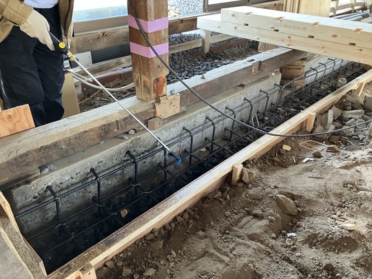 無筋基礎への鉄筋コンクリート基礎補強、配筋完了時に配筋へのEM活性液洗浄