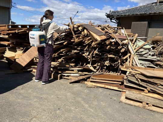 建築廃材へのEM散布