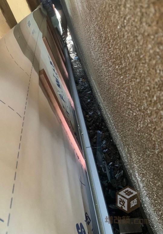 裏打ち工法での防水紙施工