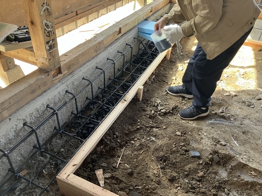 基礎ベース部分にEM活性液を含ませ焼成した竹炭パウダー敷設