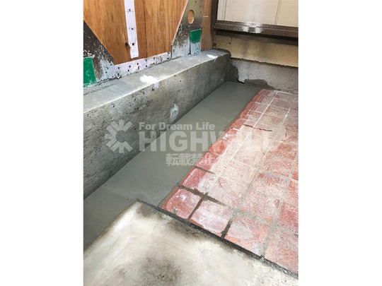 無筋基礎の室外からの補強（脱型後）