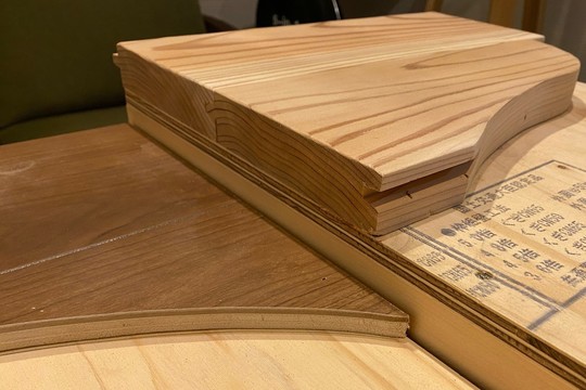 既製品フローリングと30㎜杉床材の厚みの違い