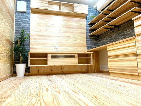 板張りと造作家具設置