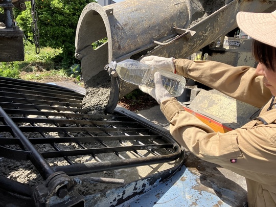 コンクリートミキサー車のコンクリートにEM活性液を混ぜていきます。