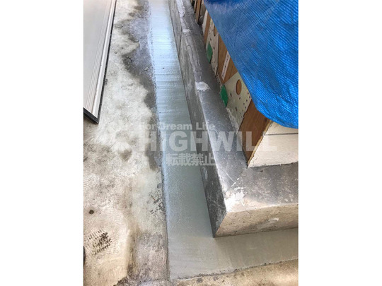 無筋基礎の室外からの補強（脱型後）