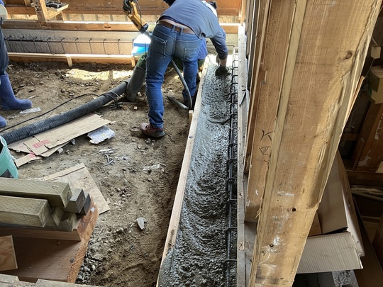 攪拌しながらＥＭ活性液とＥＭ炭が配合されたコンクリートを圧送