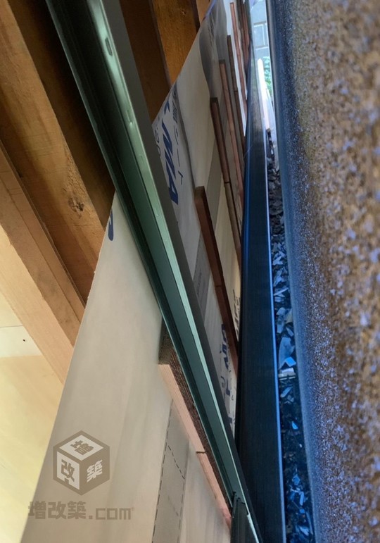 裏打ち工法での防水紙施工