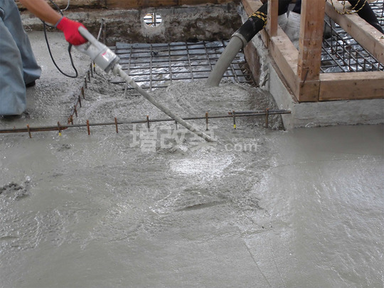 無筋基礎のベタ基礎補強（コンクリート打設）