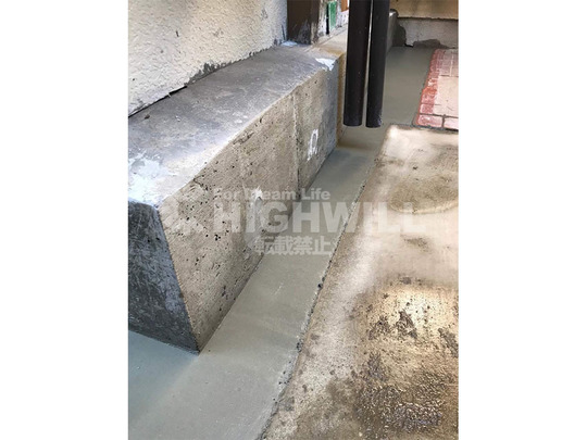 無筋基礎の室外からの補強（脱型後）